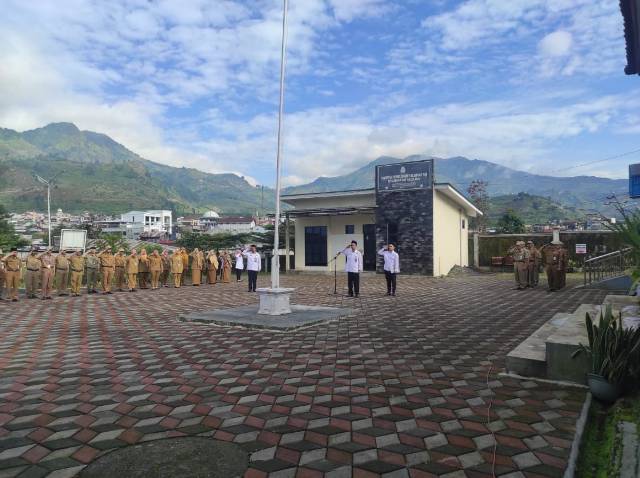 Apel Pagi Kecamatan Kejajar, Pembina Apel dari KUA Sampaikan Pentingnya Tanggung Jawab dalam Bekerja
